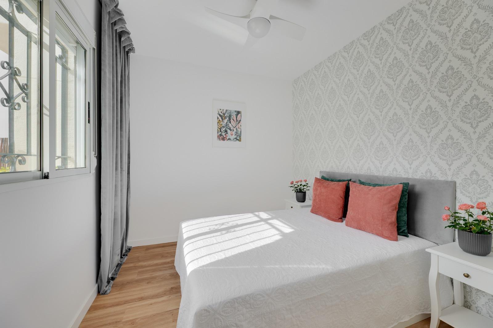 Duplex reformado en Punta Prima con piscina y terraza — 3 dorm. y orientación sur