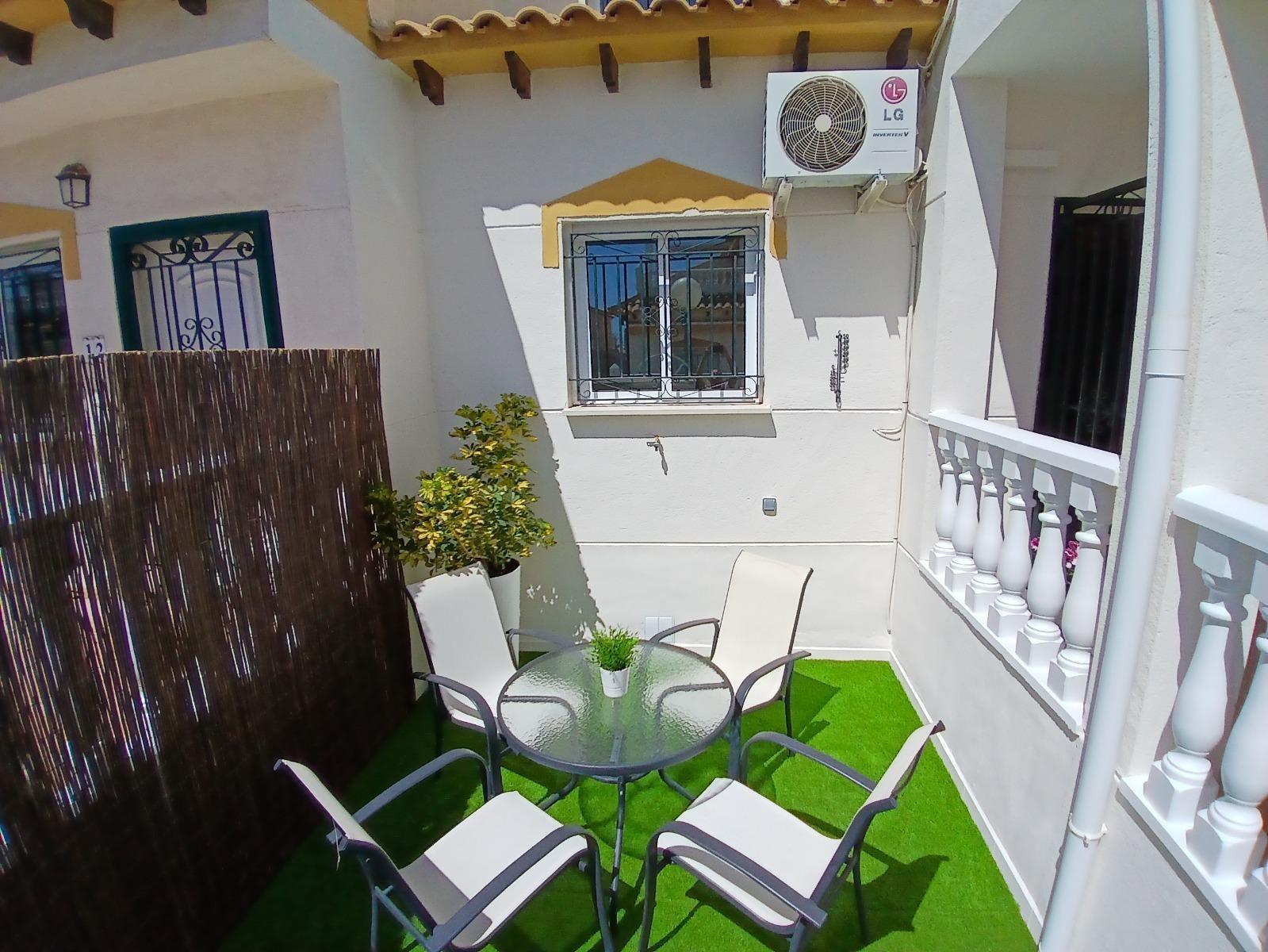 Duplex reformado en Punta Prima con piscina y terraza — 3 dorm. y orientación sur