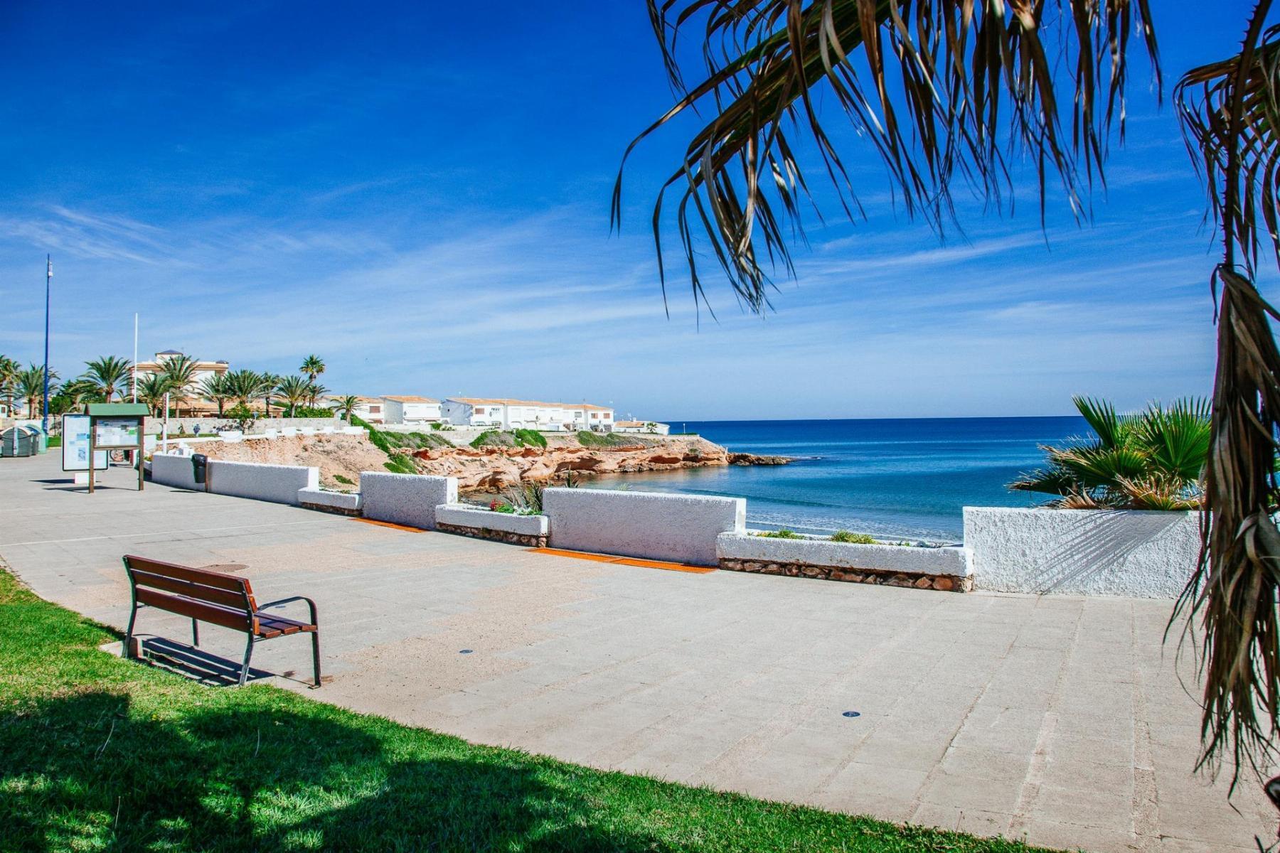 Duplex reformado en Punta Prima con piscina y terraza — 3 dorm. y orientación sur