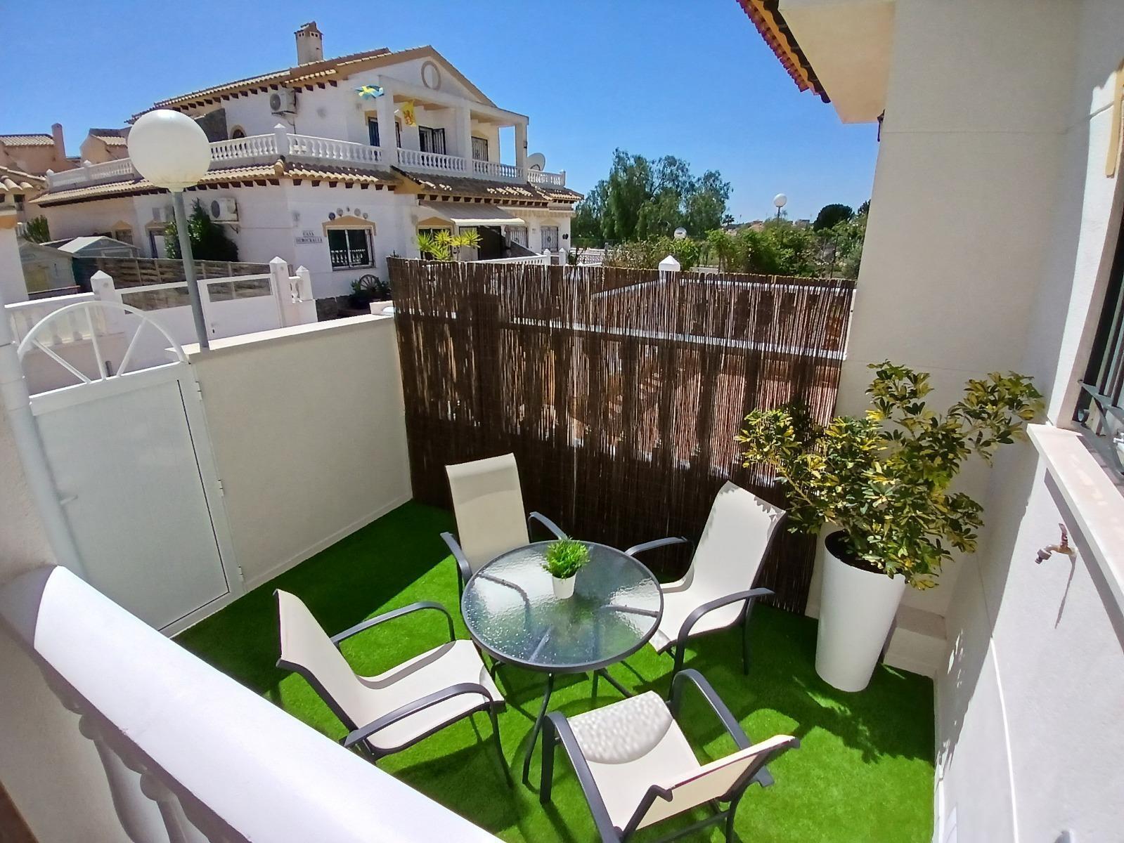 Duplex reformado en Punta Prima con piscina y terraza — 3 dorm. y orientación sur
