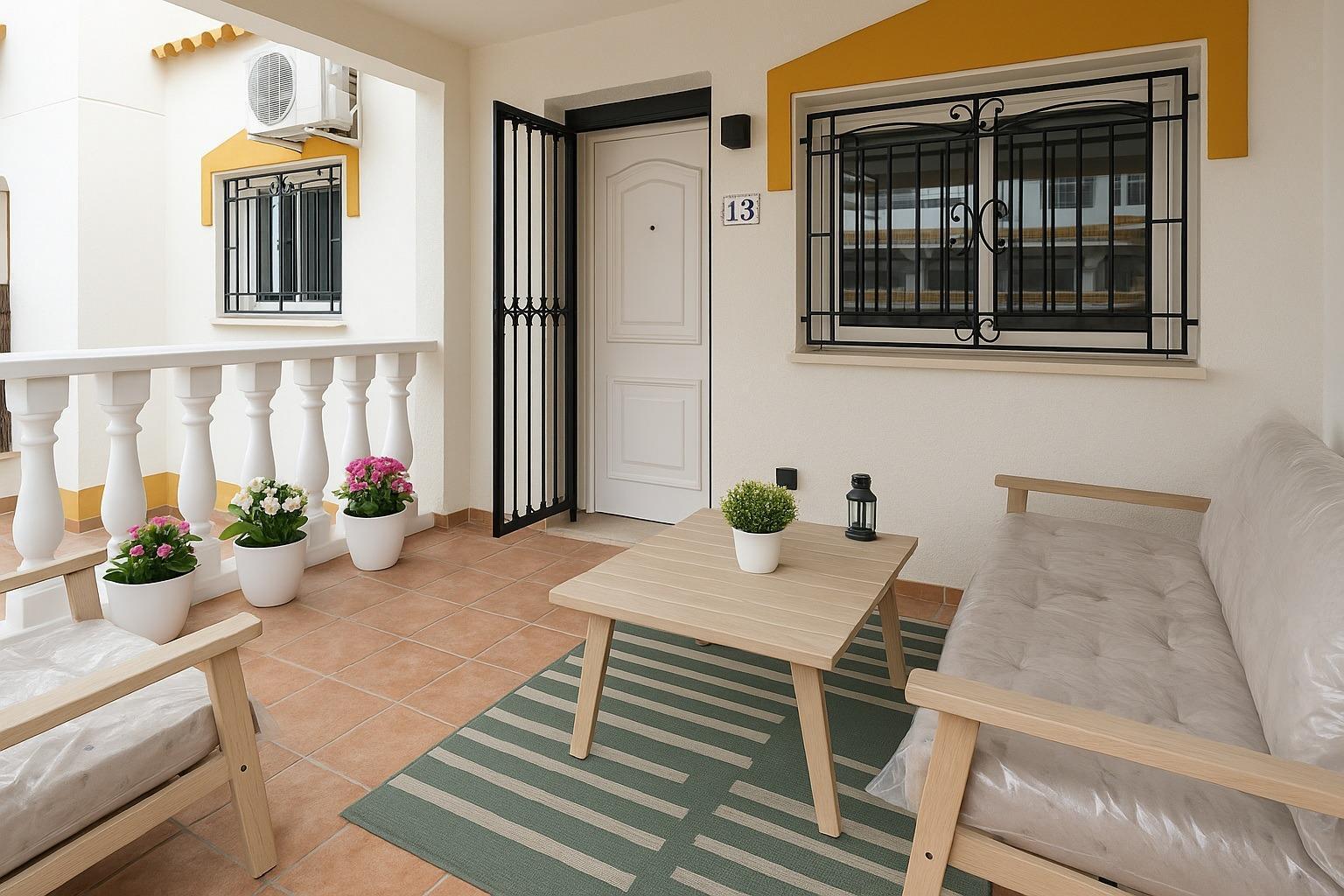 Duplex reformado en Punta Prima con piscina y terraza — 3 dorm. y orientación sur