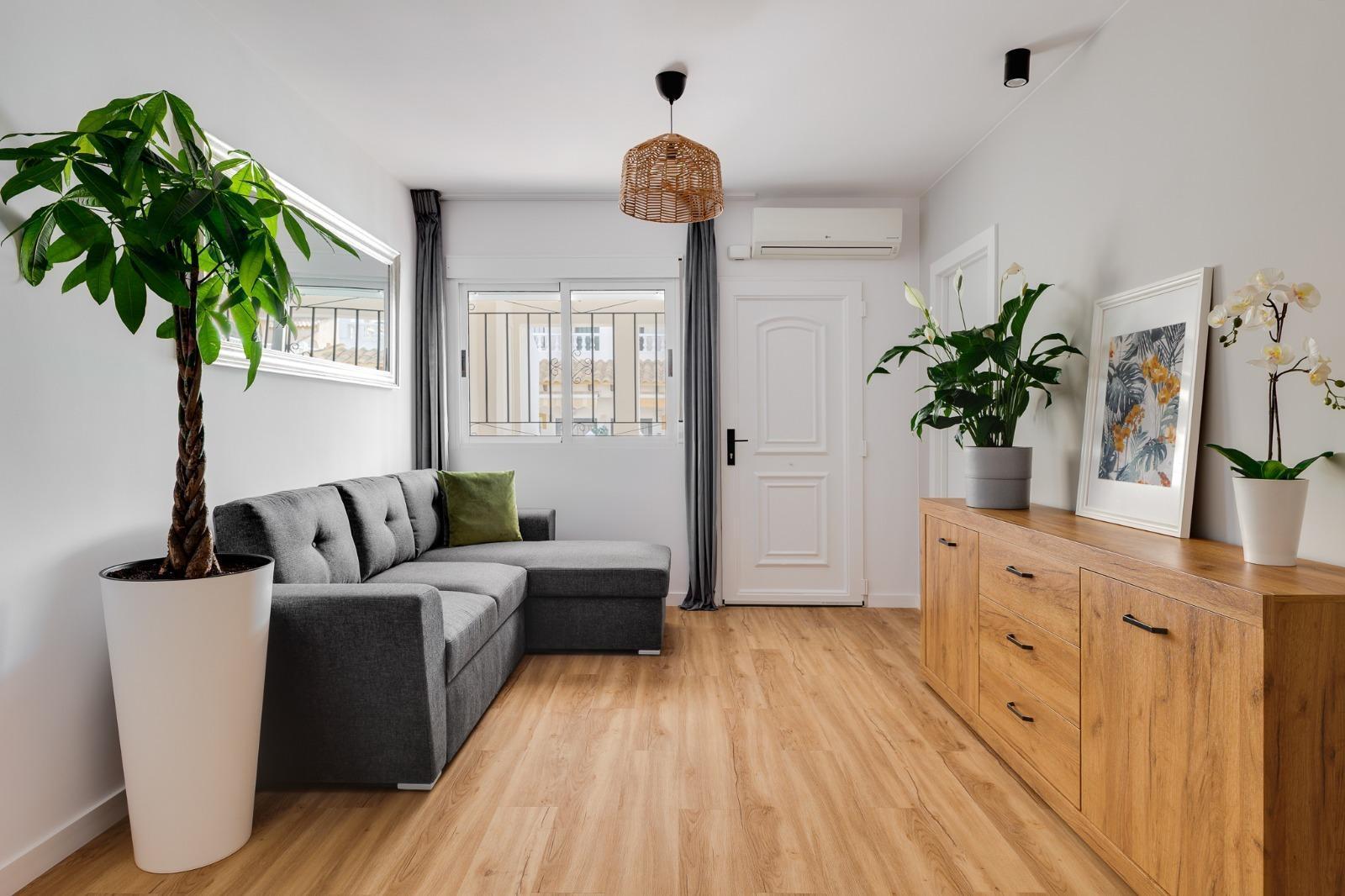 Duplex reformado en Punta Prima con piscina y terraza — 3 dorm. y orientación sur