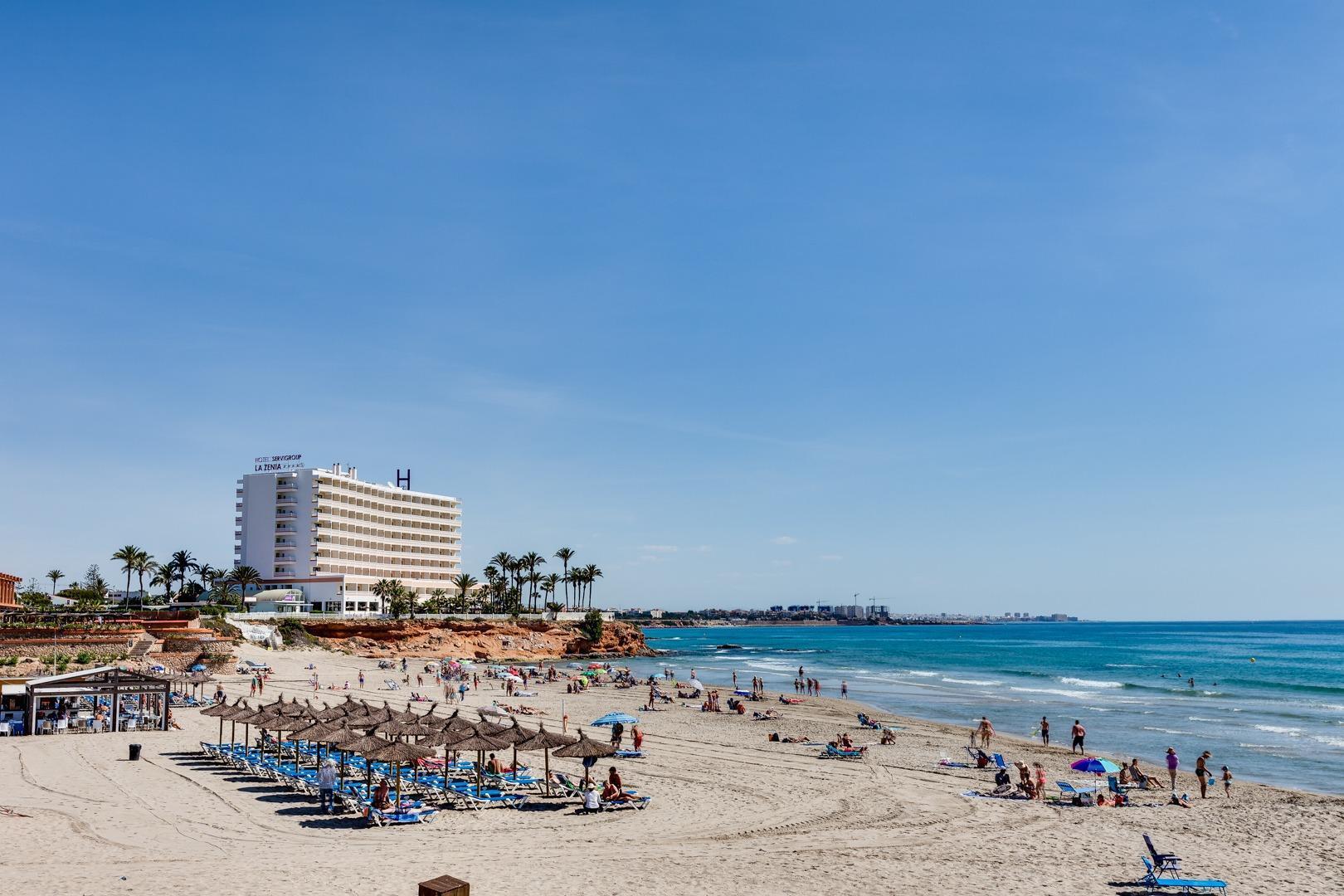 Duplex reformado en Punta Prima con piscina y terraza — 3 dorm. y orientación sur