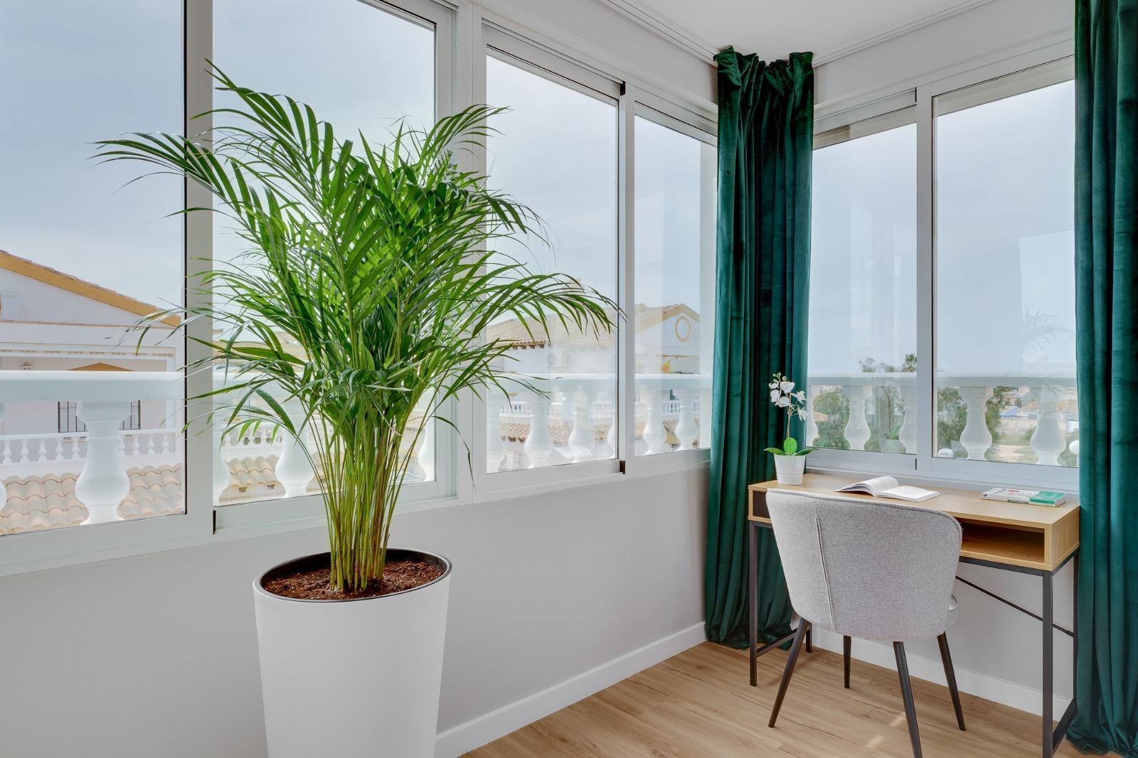 Duplex reformado en Punta Prima con piscina y terraza — 3 dorm. y orientación sur
