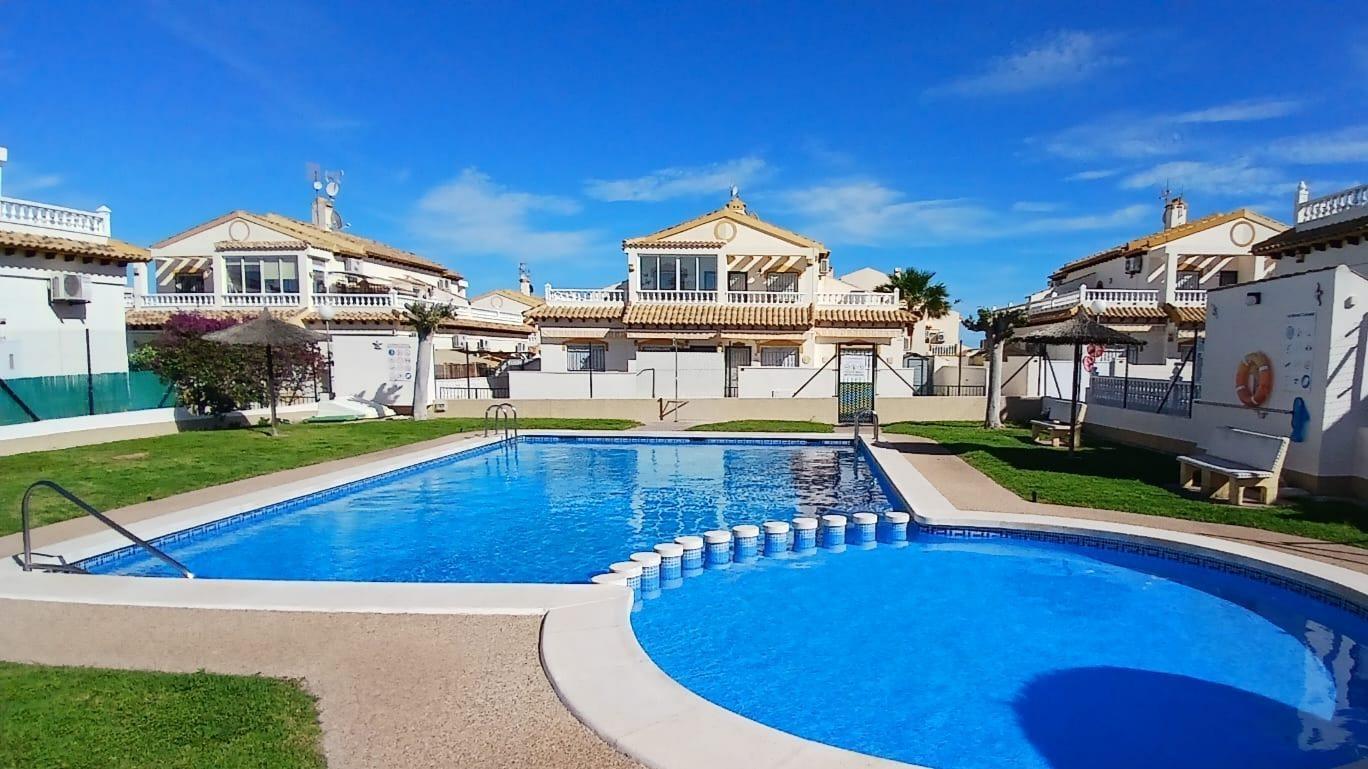 Duplex reformado en Punta Prima con piscina y terraza — 3 dorm. y orientación sur