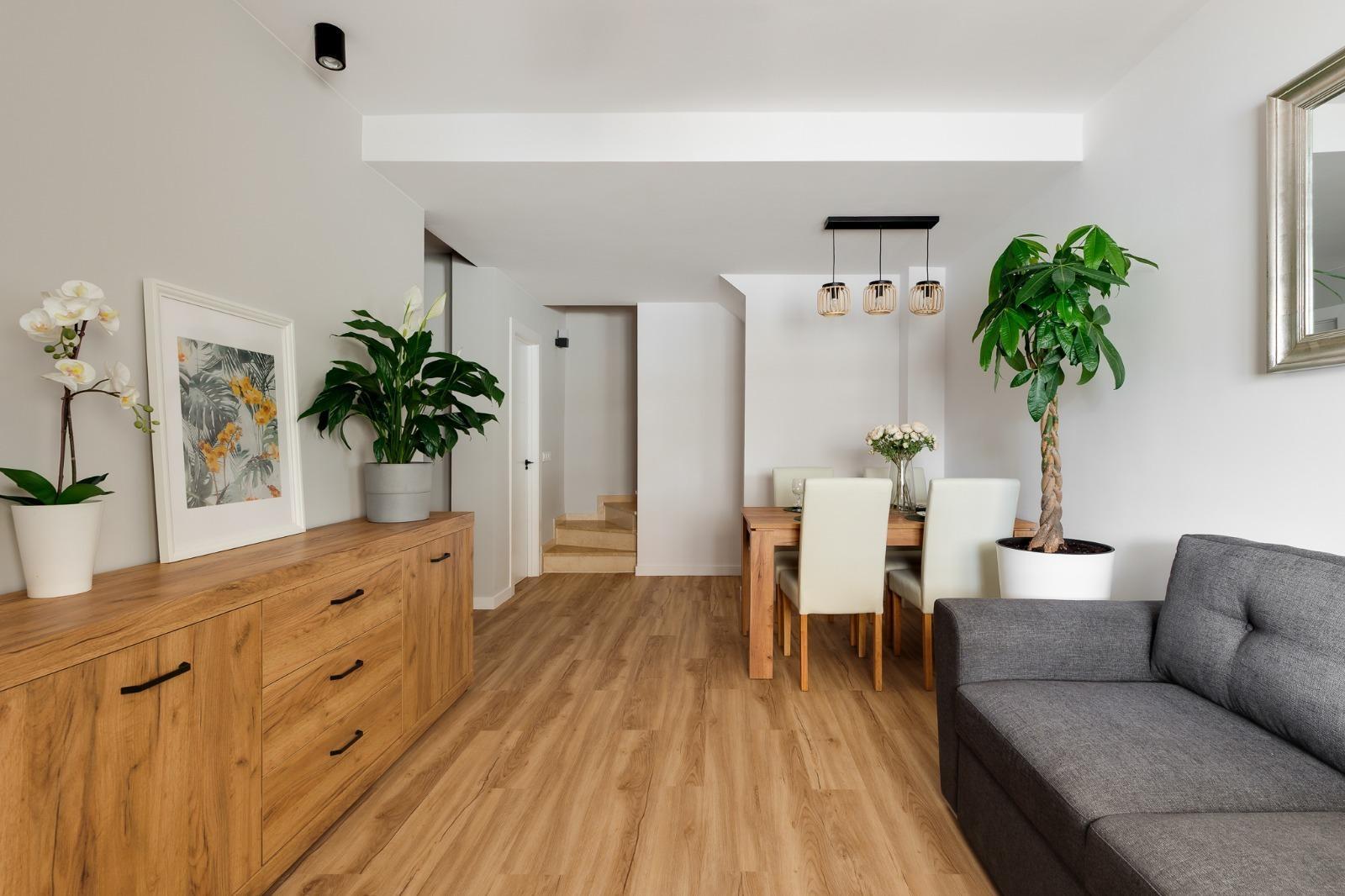 Duplex reformado en Punta Prima con piscina y terraza — 3 dorm. y orientación sur