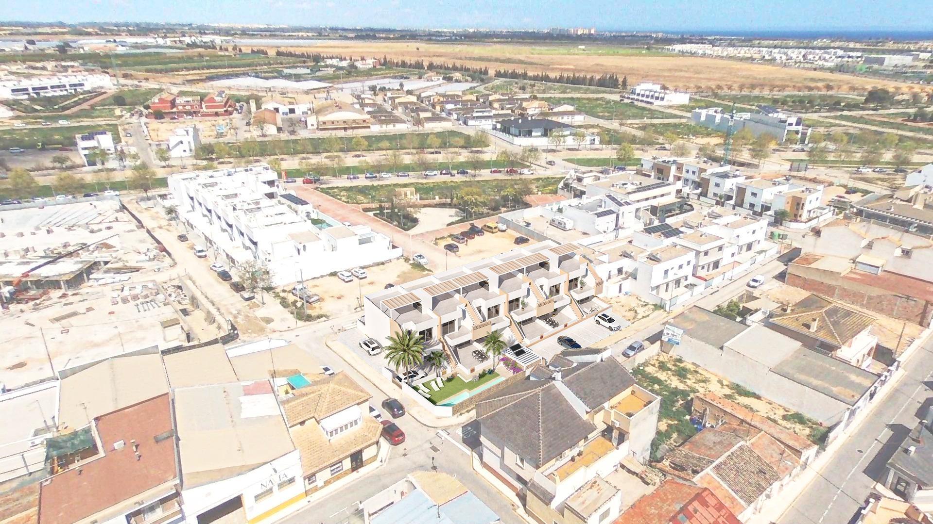Chalet de obra nueva con solárium y piscina en Pilar de la Horadada — 2 dorm.