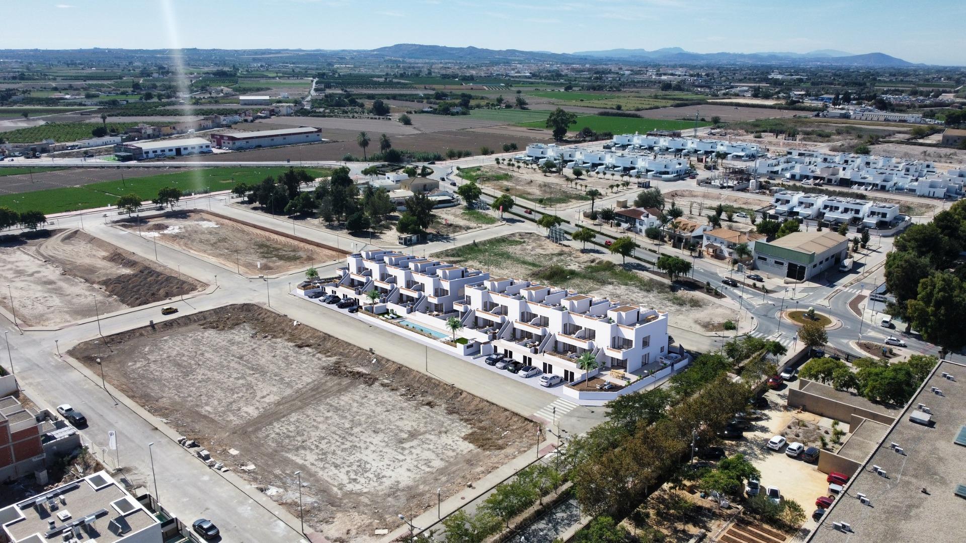 Chalet de obra nueva en Dolores con piscina privada y diseño vanguardista