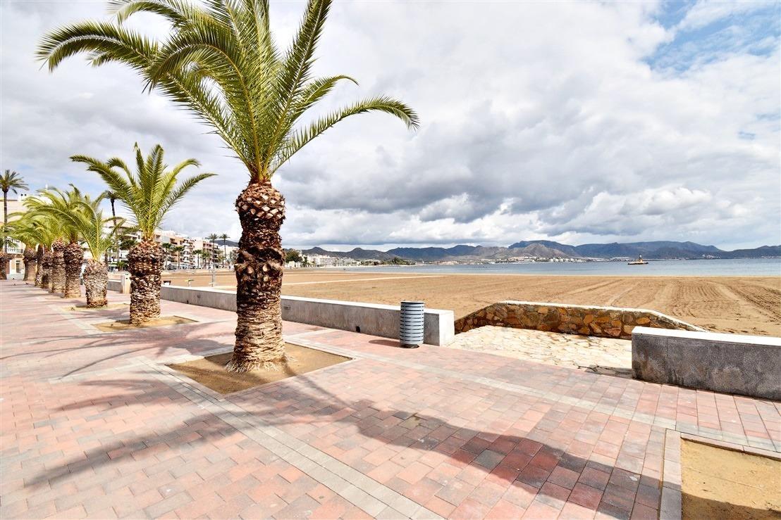 Ático de obra nueva con solárium privado en Puerto de Mazarrón — a 200m de la playa