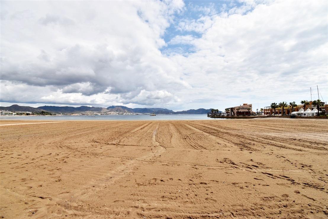 Ático de obra nueva con solárium privado en Puerto de Mazarrón — a 200m de la playa