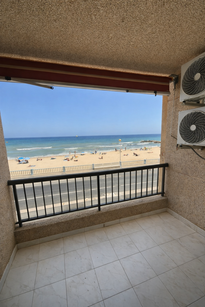 Apartamento reformado frente al mar en Playa Los Locos con vistas y garaje