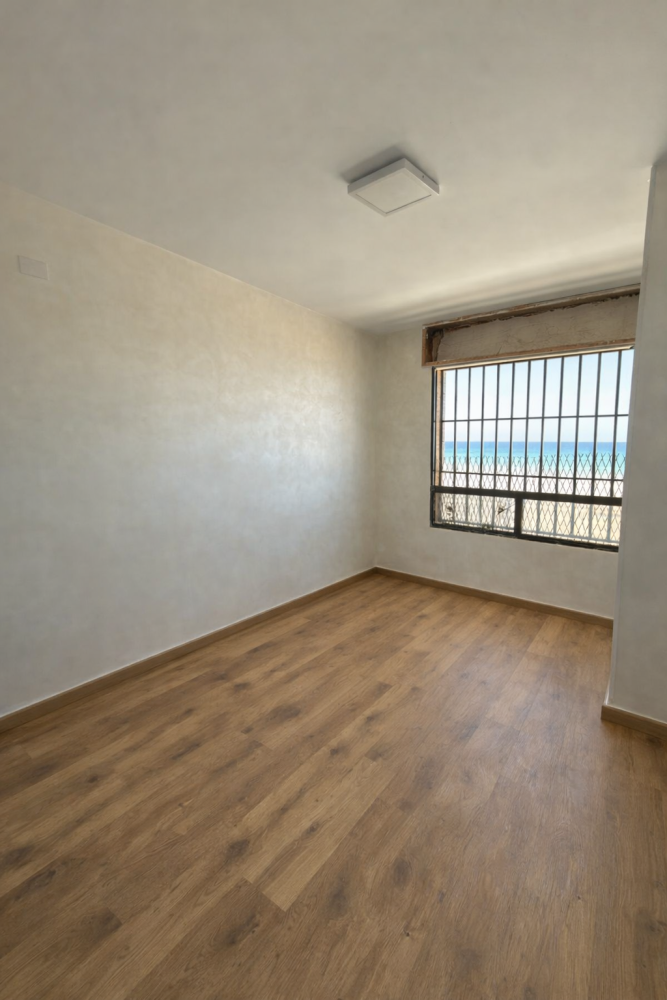 Apartamento reformado frente al mar en Playa Los Locos con vistas y garaje