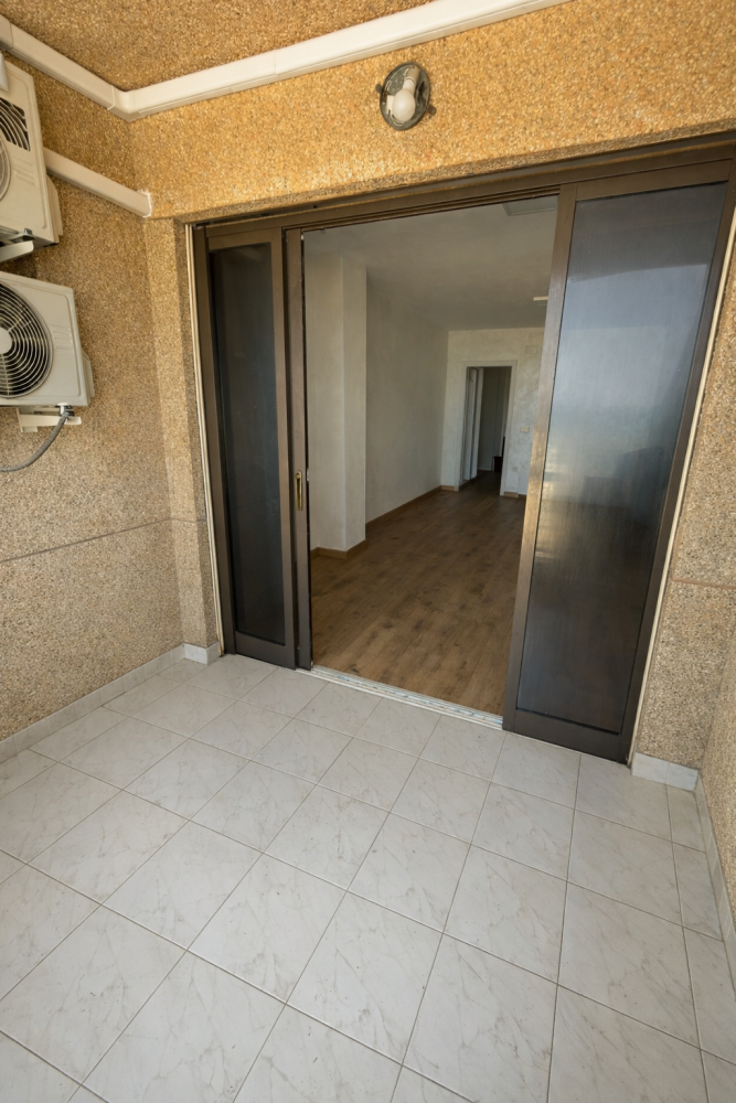 Apartamento reformado frente al mar en Playa Los Locos con vistas y garaje