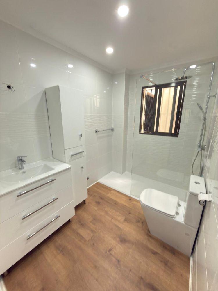 Apartamento reformado frente al mar en Playa Los Locos con vistas y garaje