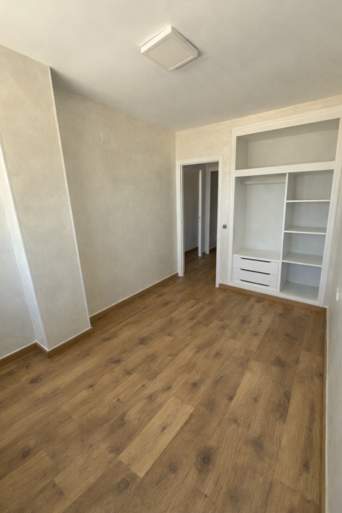 Apartamento reformado frente al mar en Playa Los Locos con vistas y garaje