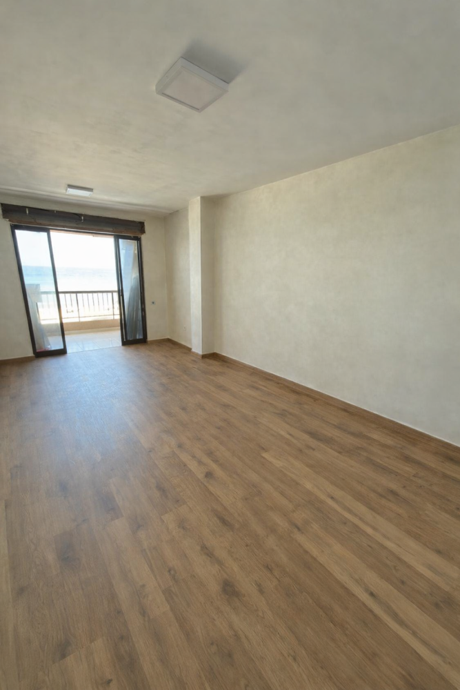 Apartamento reformado frente al mar en Playa Los Locos con vistas y garaje