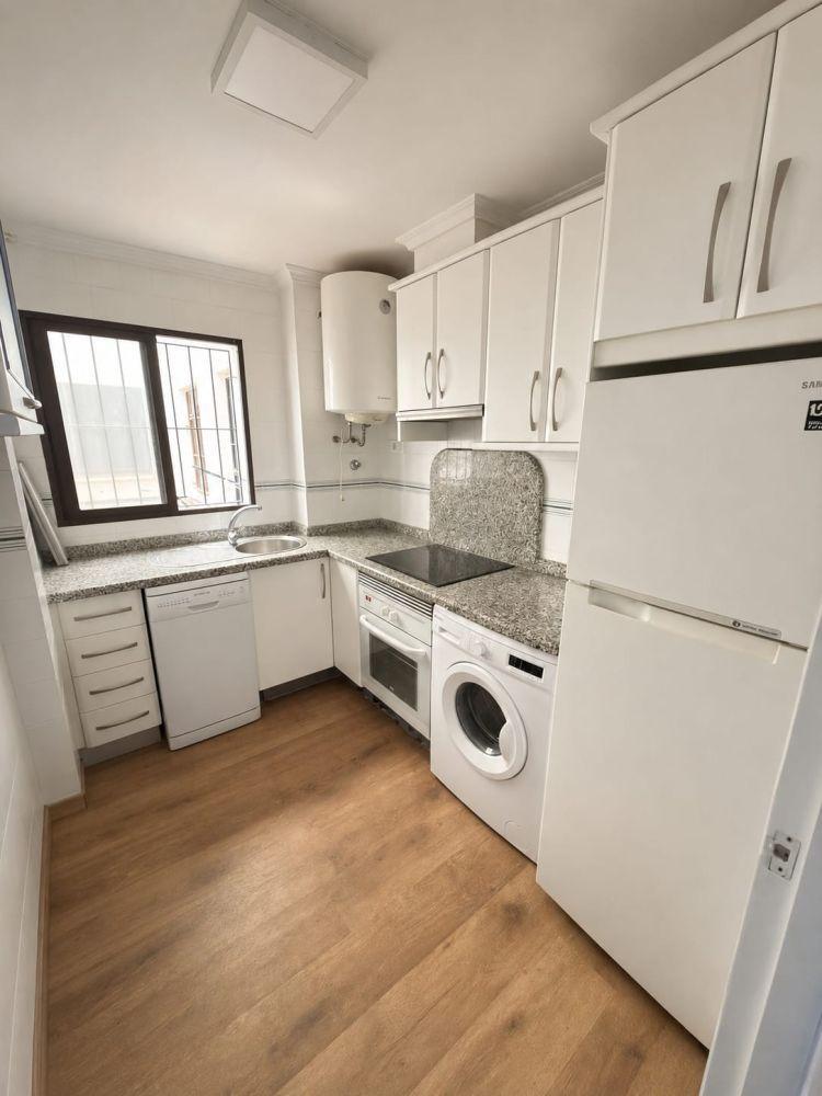 Apartamento reformado frente al mar en Playa Los Locos con vistas y garaje