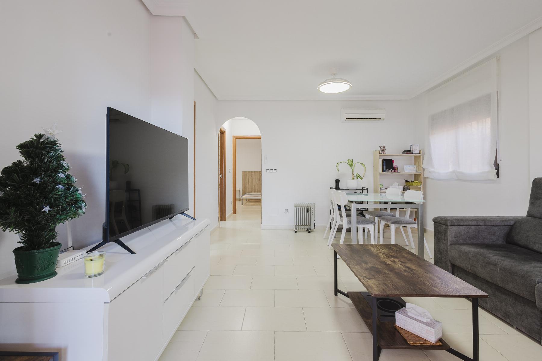 Chalet independiente con piscina privada en Aguas Nuevas, Torrevieja — 2 dorm.