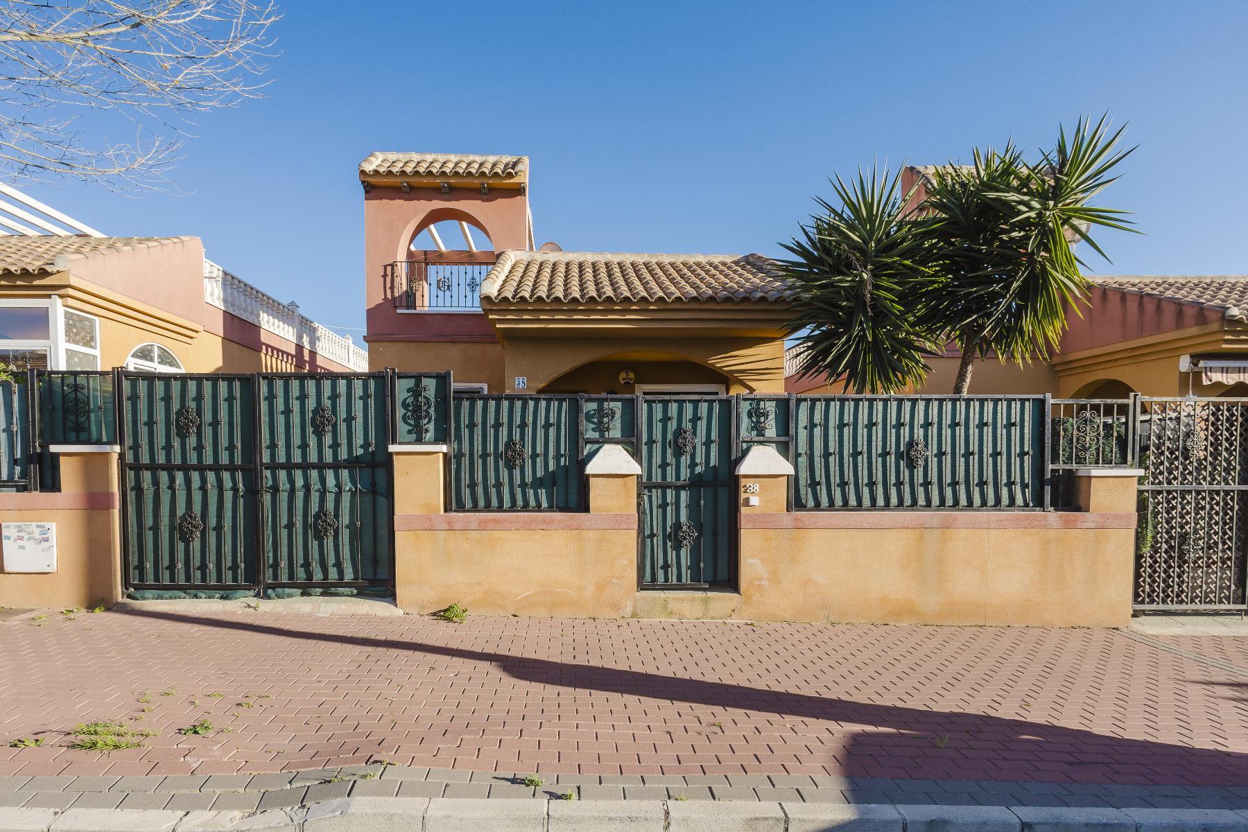 Chalet independiente con piscina privada en Aguas Nuevas, Torrevieja — 2 dorm.