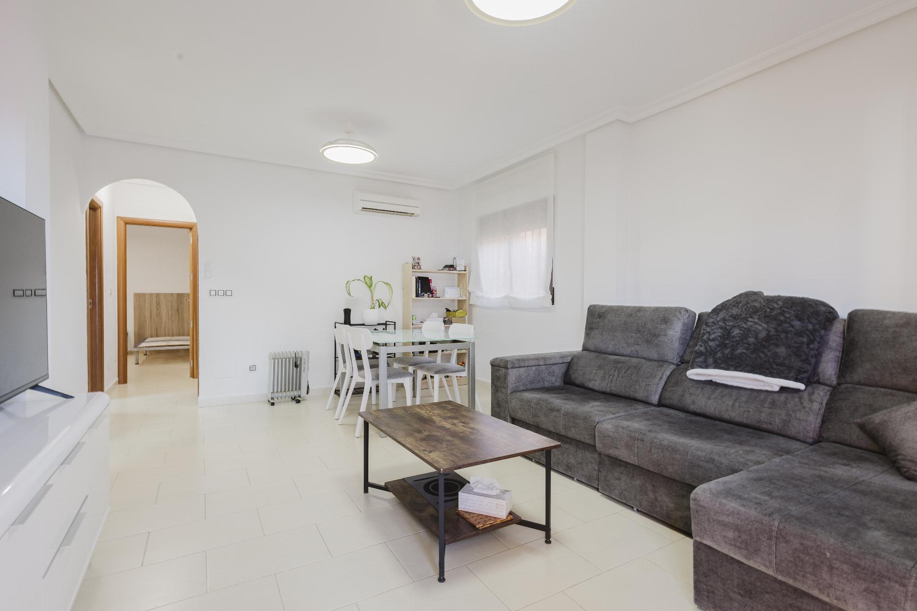 Chalet independiente con piscina privada en Aguas Nuevas, Torrevieja — 2 dorm.