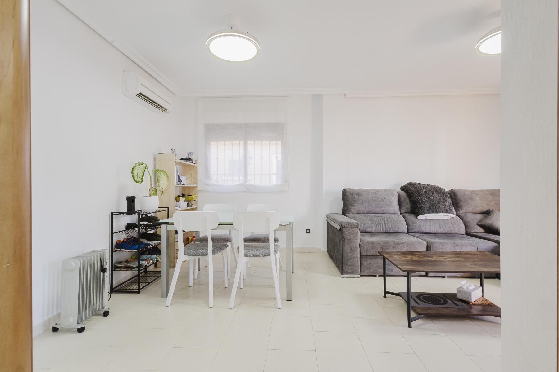 Chalet independiente con piscina privada en Aguas Nuevas, Torrevieja — 2 dorm.