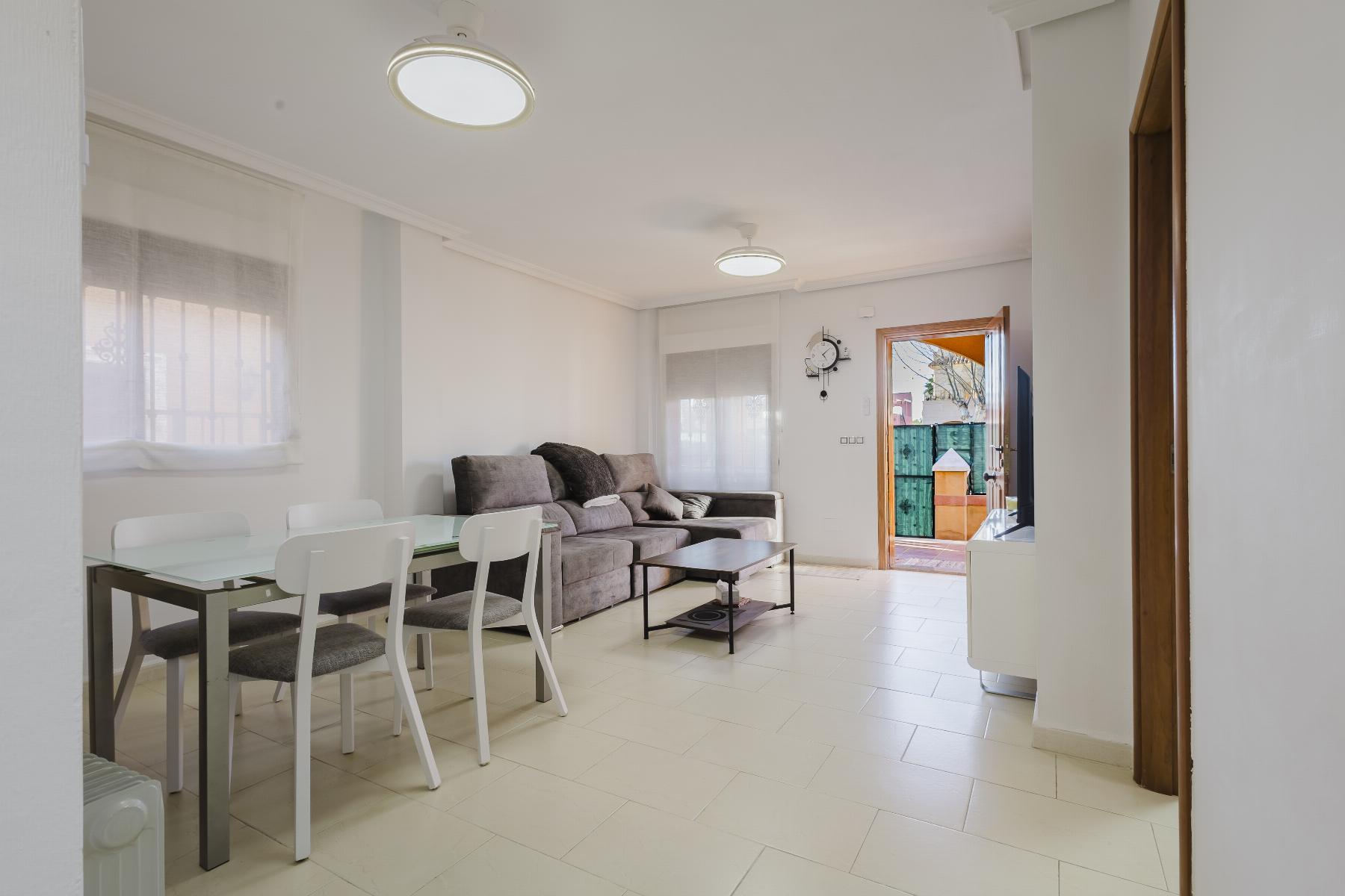Chalet independiente con piscina privada en Aguas Nuevas, Torrevieja — 2 dorm.