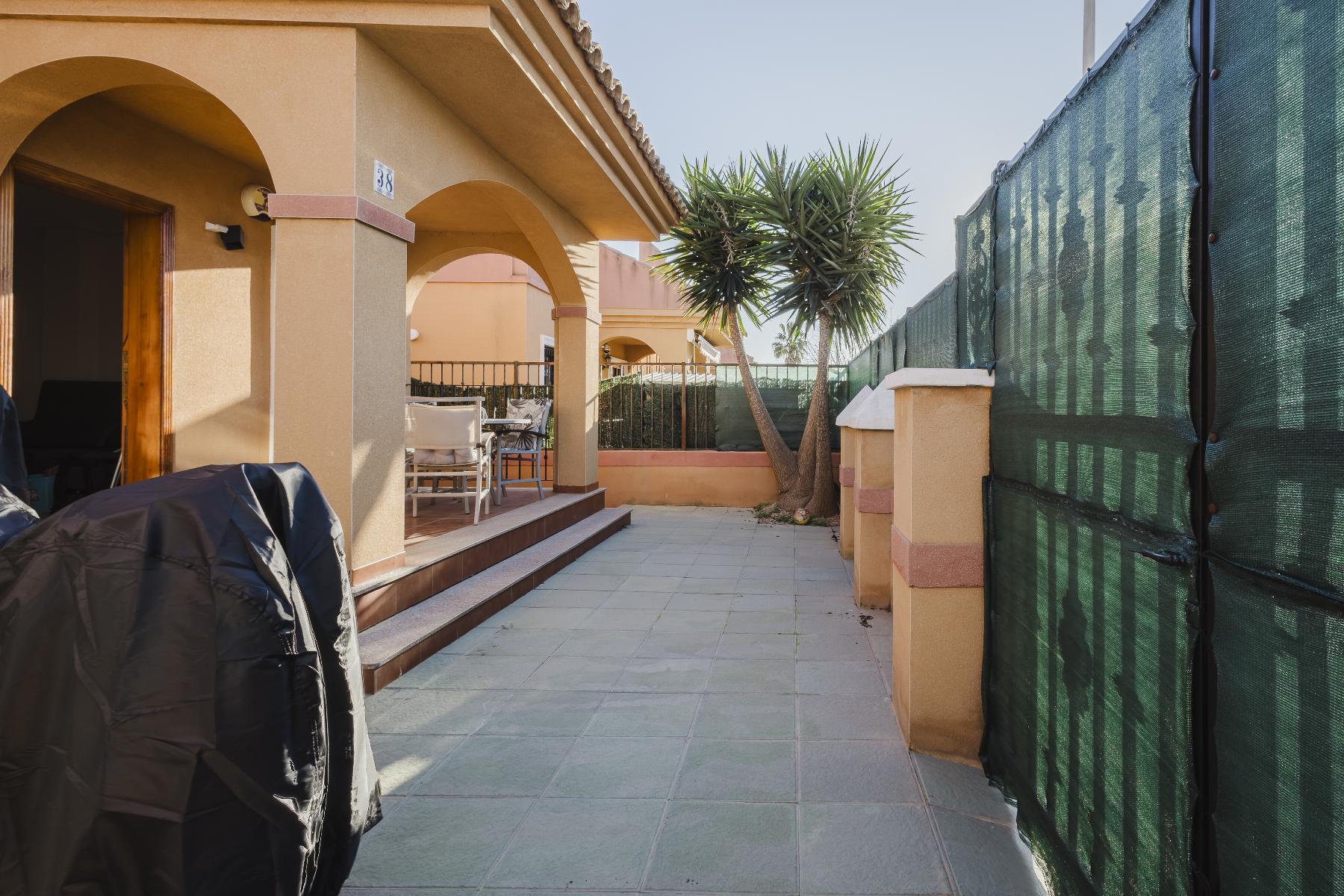Chalet independiente con piscina privada en Aguas Nuevas, Torrevieja — 2 dorm.