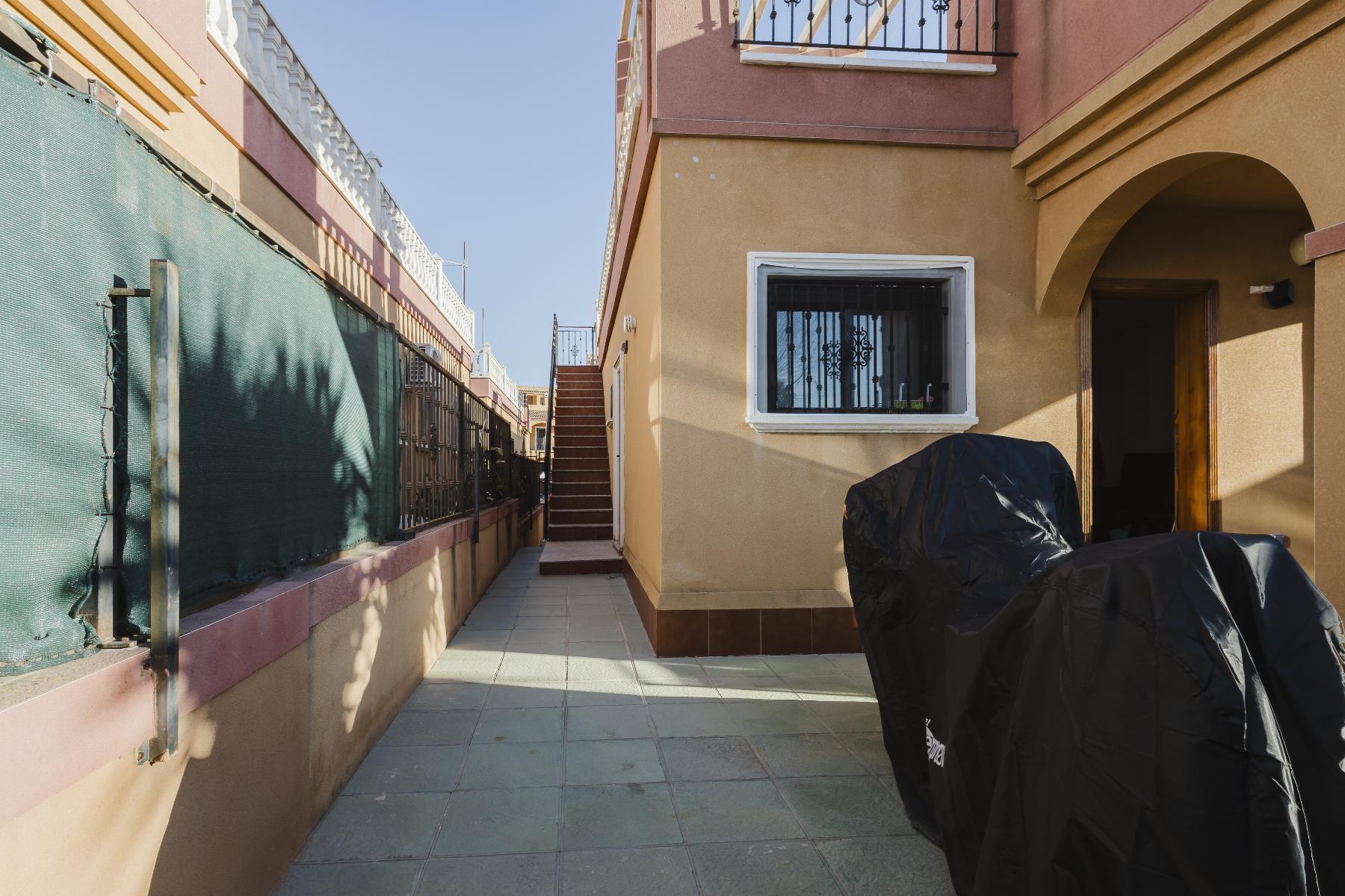 Chalet independiente con piscina privada en Aguas Nuevas, Torrevieja — 2 dorm.