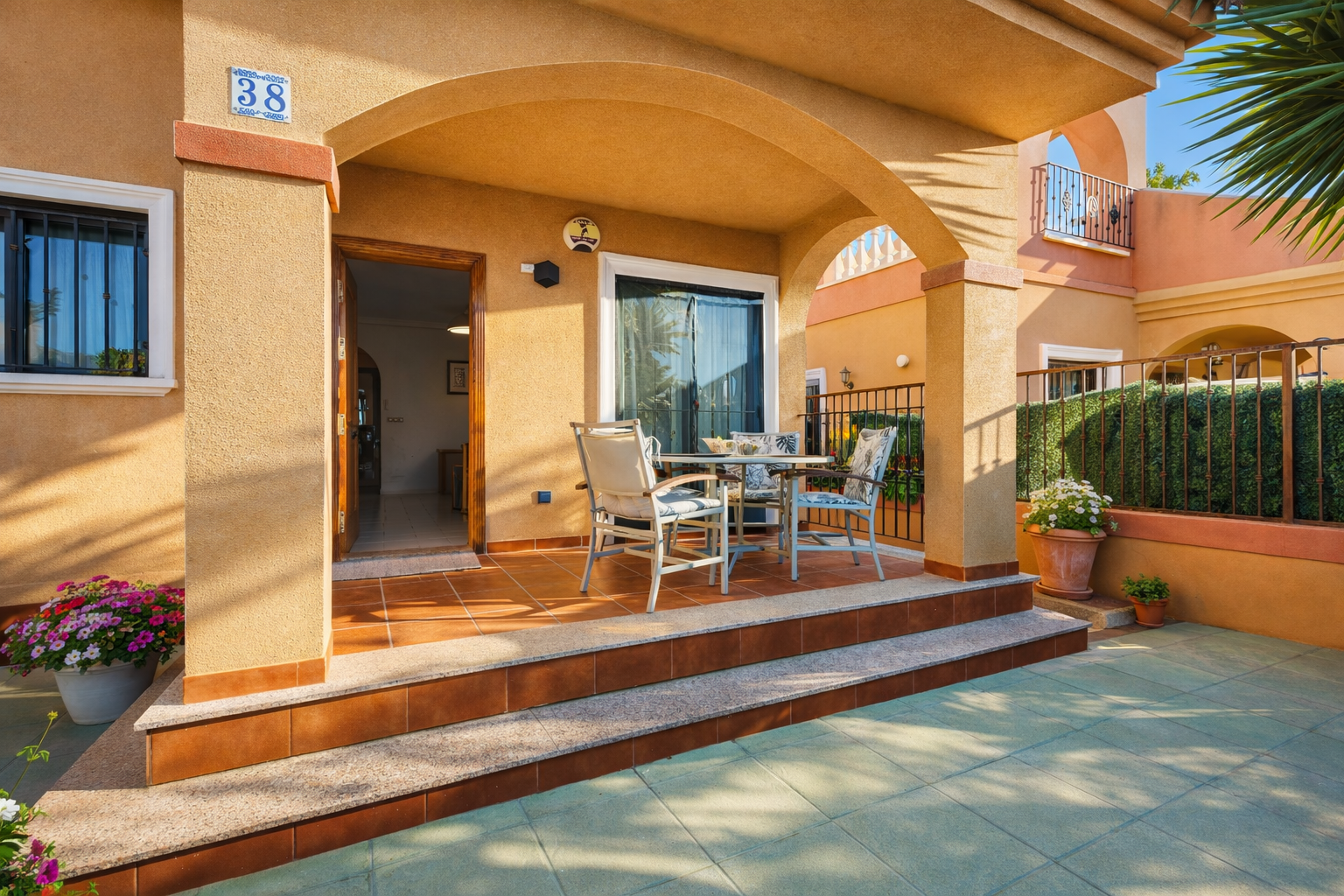 Chalet independiente con piscina privada en Aguas Nuevas, Torrevieja — 2 dorm.