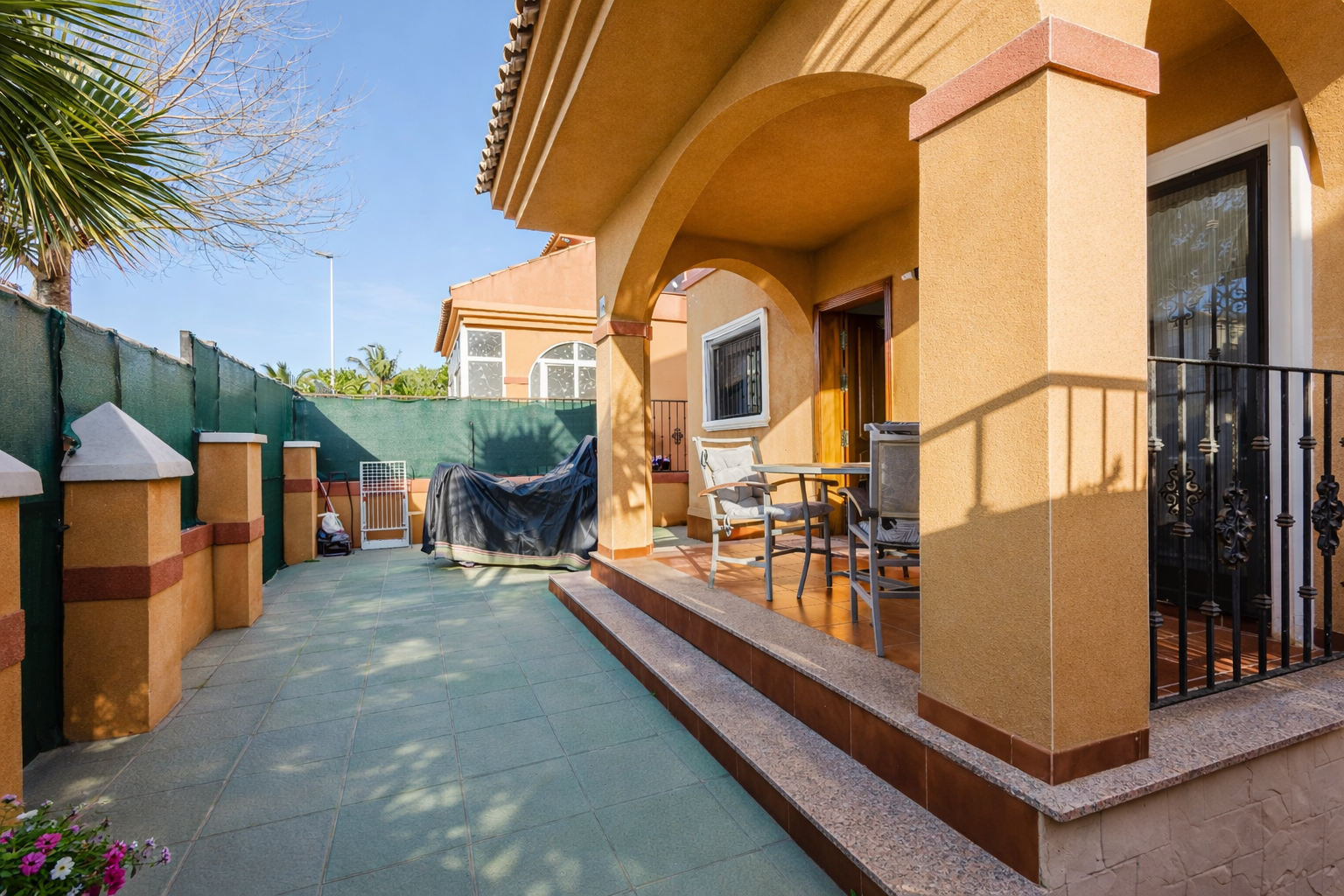 Chalet independiente con piscina privada en Aguas Nuevas, Torrevieja — 2 dorm.