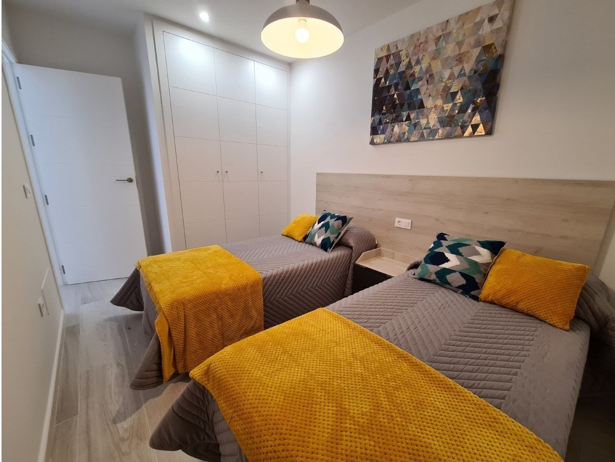 Adosado de obra nueva con piscina privada en Avileses — 3 dorm. y solárium
