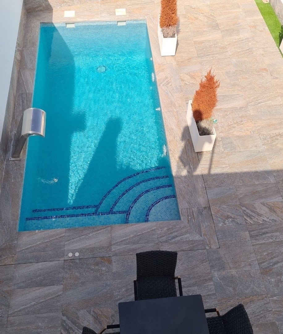 Adosado de obra nueva con piscina privada en Avileses — 3 dorm. y solárium