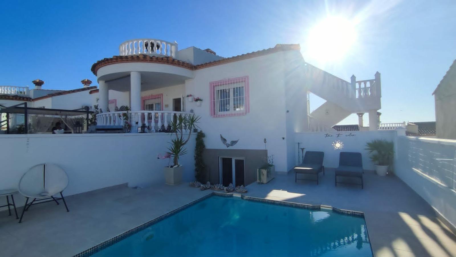 Villa renovada con piscina privada y vistas al mar en Lo Rufete — 3 dorm.