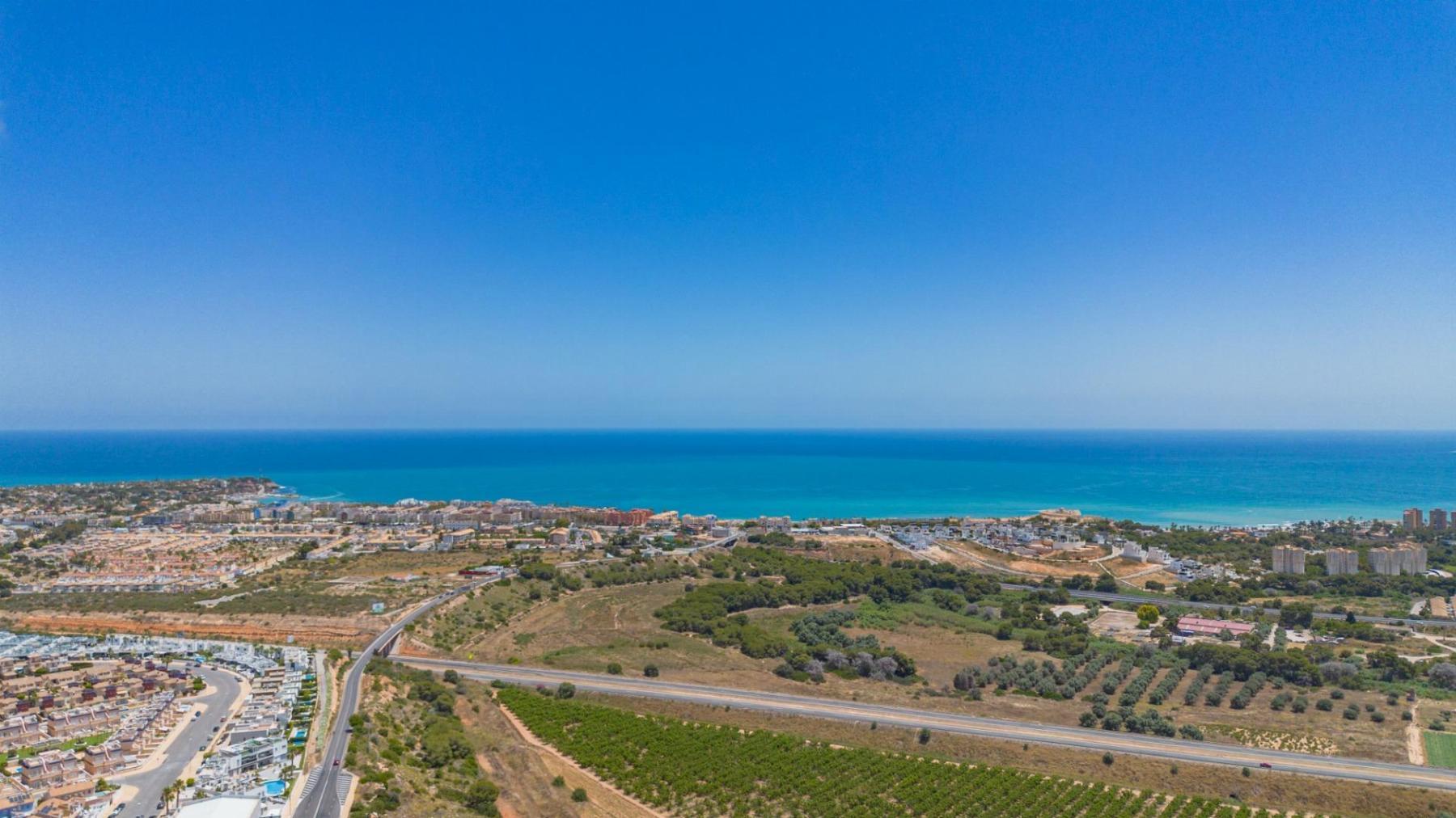 Chalet moderno con piscina privada y vistas al mar en Lomas de Cabo Roig