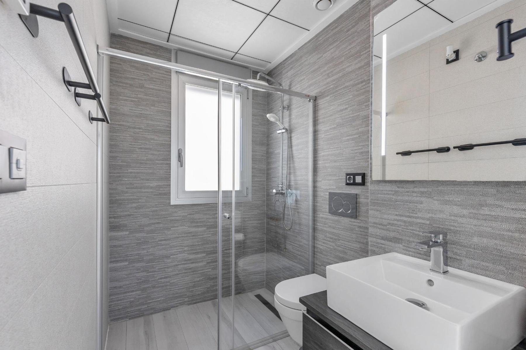 Chalet moderno con piscina privada y vistas al mar en Lomas de Cabo Roig