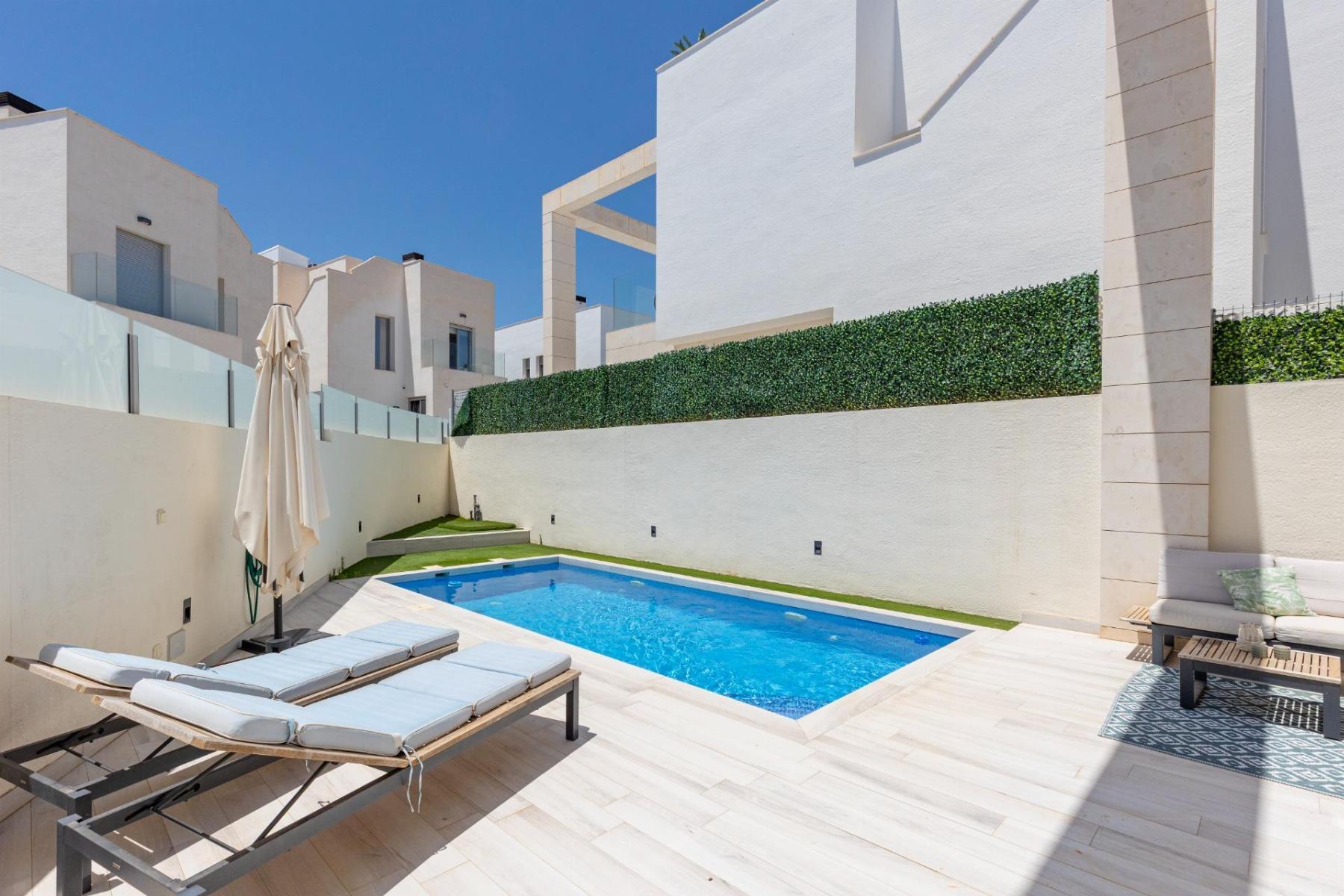 Chalet moderno con piscina privada y vistas al mar en Lomas de Cabo Roig