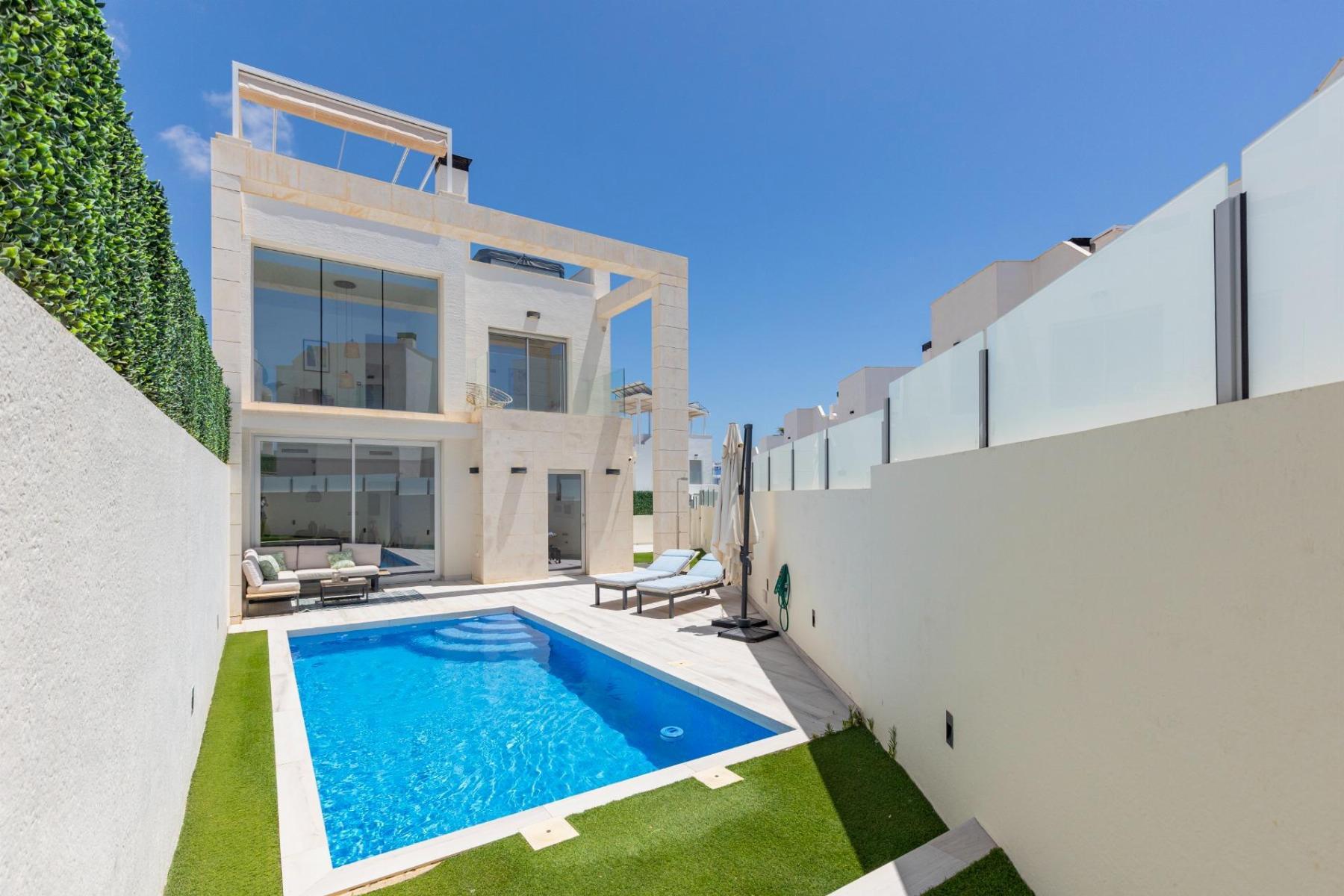 Chalet moderno con piscina privada y vistas al mar en Lomas de Cabo Roig