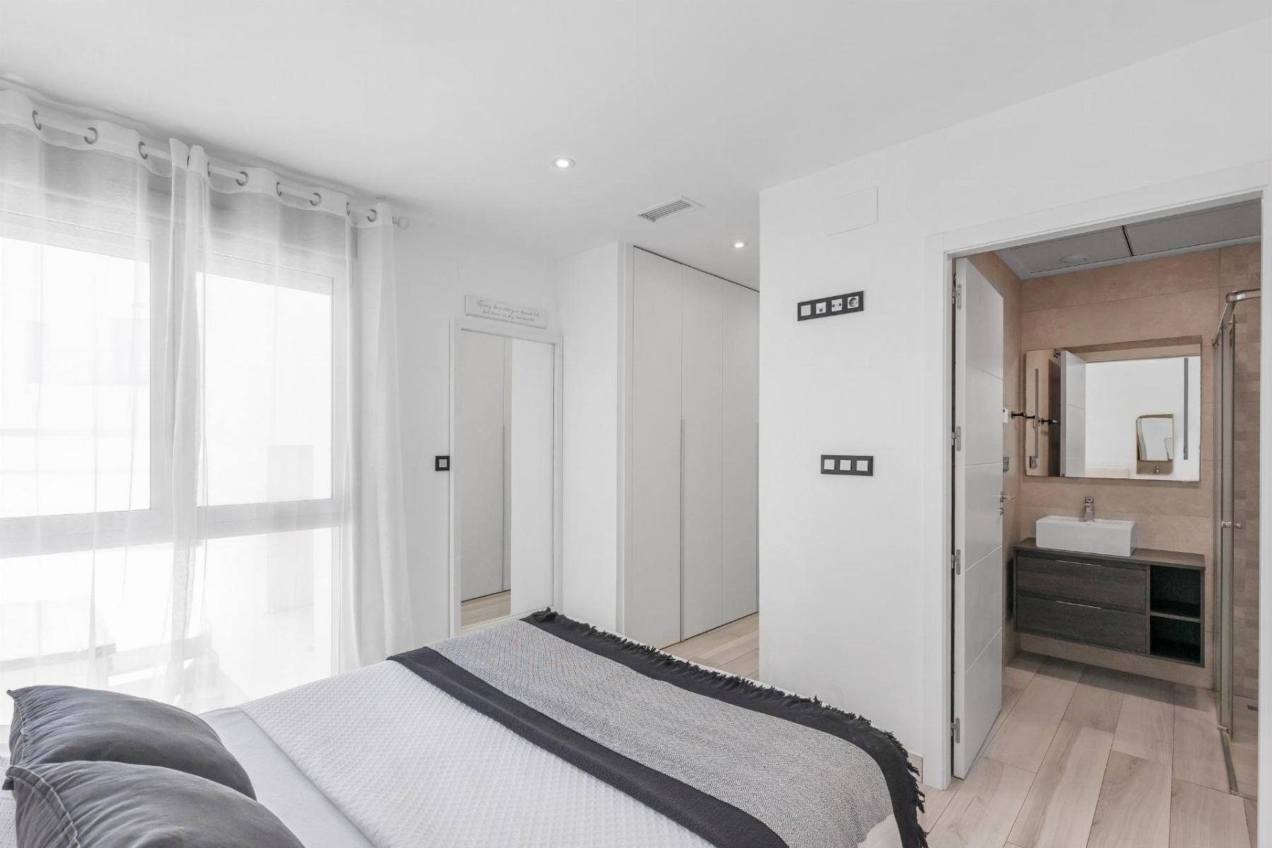 Chalet moderno con piscina privada y vistas al mar en Lomas de Cabo Roig