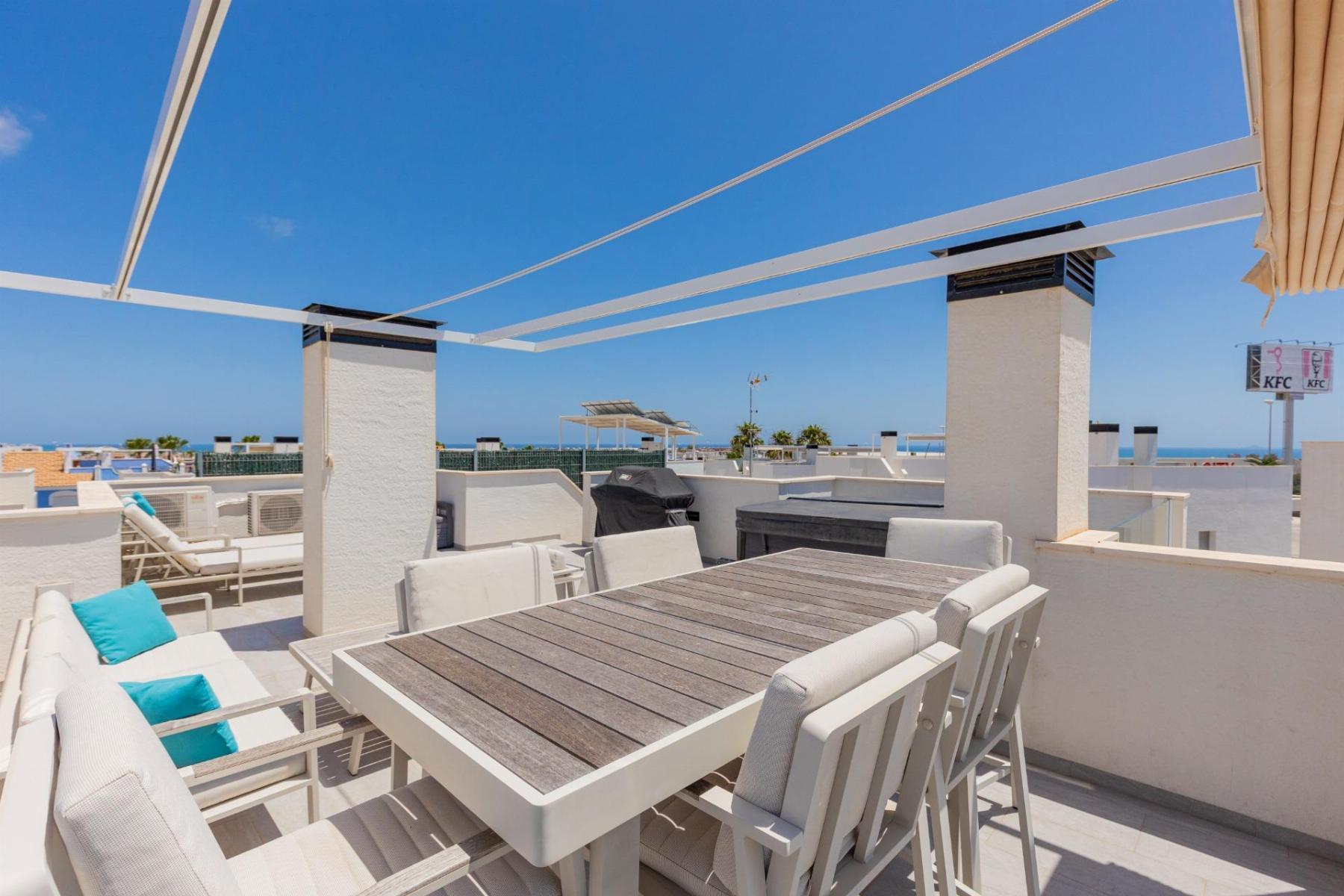 Chalet moderno con piscina privada y vistas al mar en Lomas de Cabo Roig