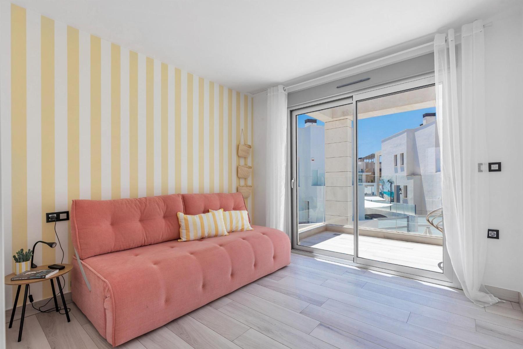 Chalet moderno con piscina privada y vistas al mar en Lomas de Cabo Roig