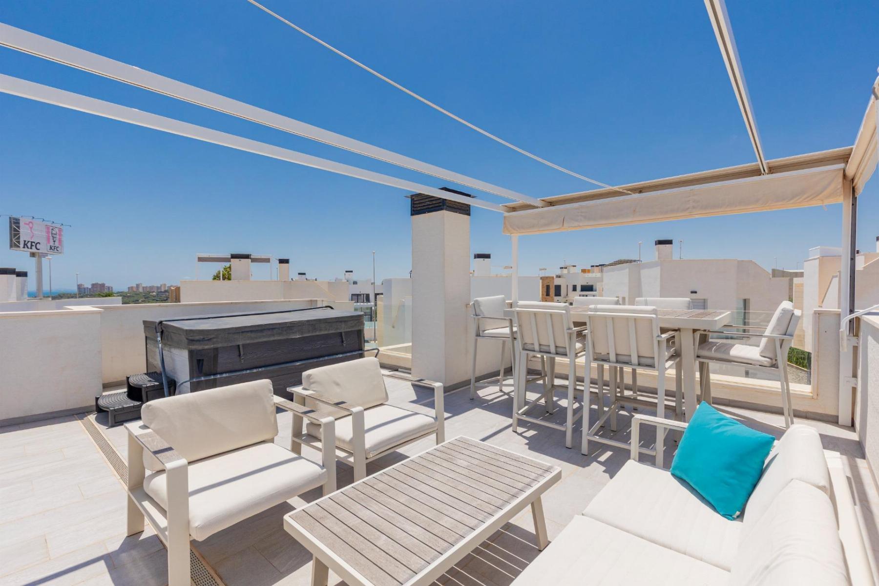 Chalet moderno con piscina privada y vistas al mar en Lomas de Cabo Roig