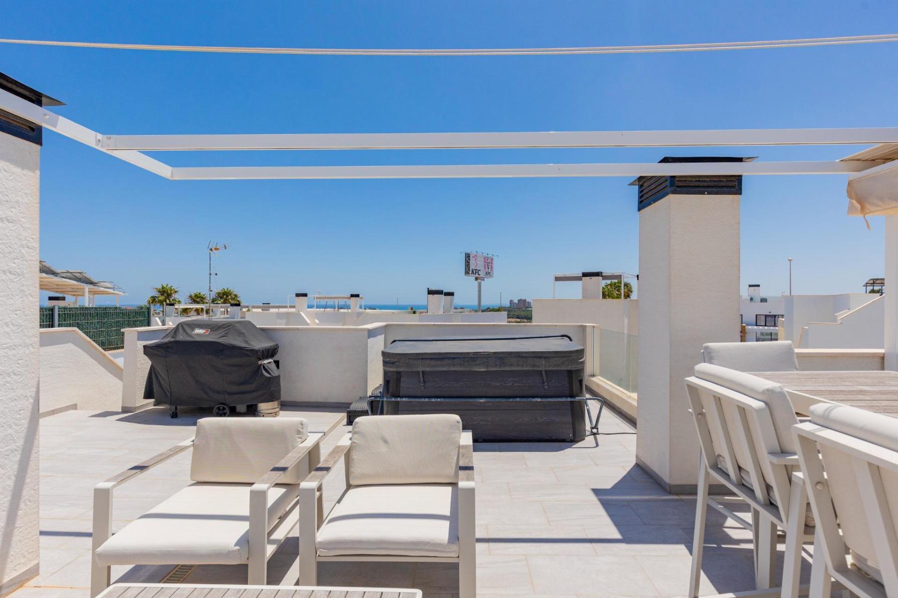 Chalet moderno con piscina privada y vistas al mar en Lomas de Cabo Roig