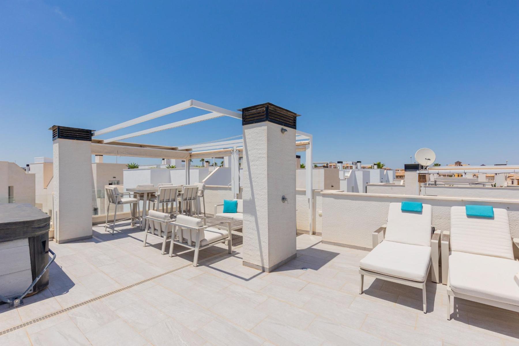 Chalet moderno con piscina privada y vistas al mar en Lomas de Cabo Roig