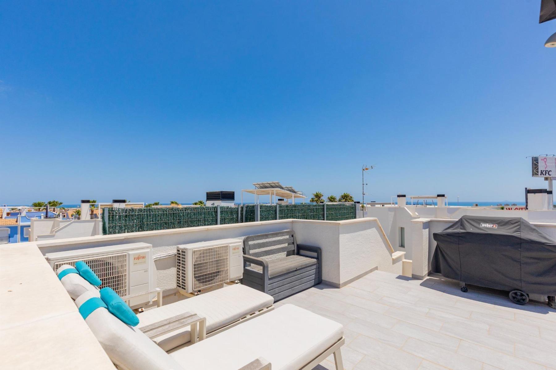 Chalet moderno con piscina privada y vistas al mar en Lomas de Cabo Roig