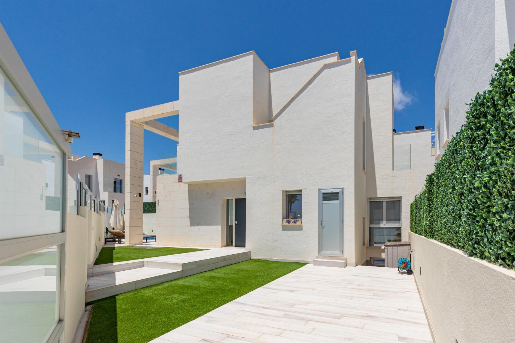 Chalet moderno con piscina privada y vistas al mar en Lomas de Cabo Roig