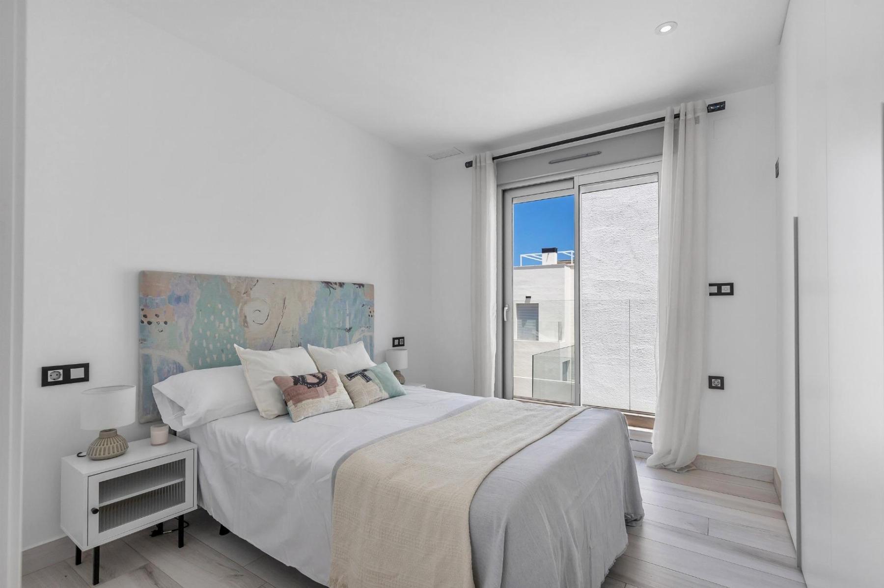 Chalet moderno con piscina privada y vistas al mar en Lomas de Cabo Roig