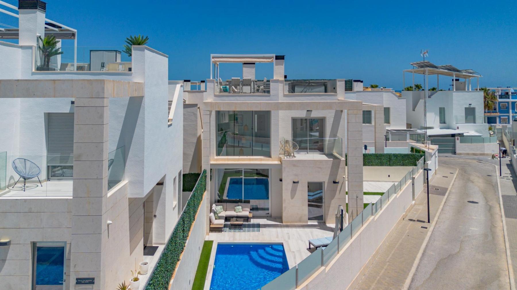 Chalet moderno con piscina privada y vistas al mar en Lomas de Cabo Roig