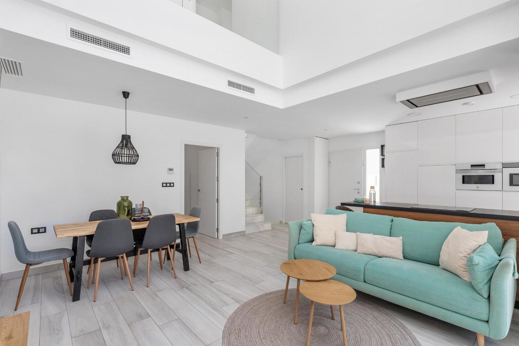 Chalet moderno con piscina privada y vistas al mar en Lomas de Cabo Roig