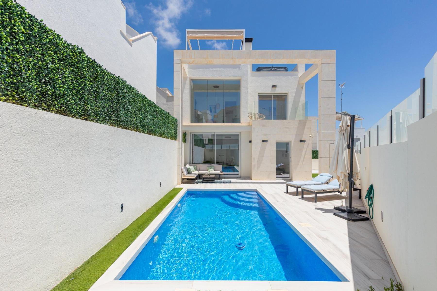 Chalet moderno con piscina privada y vistas al mar en Lomas de Cabo Roig