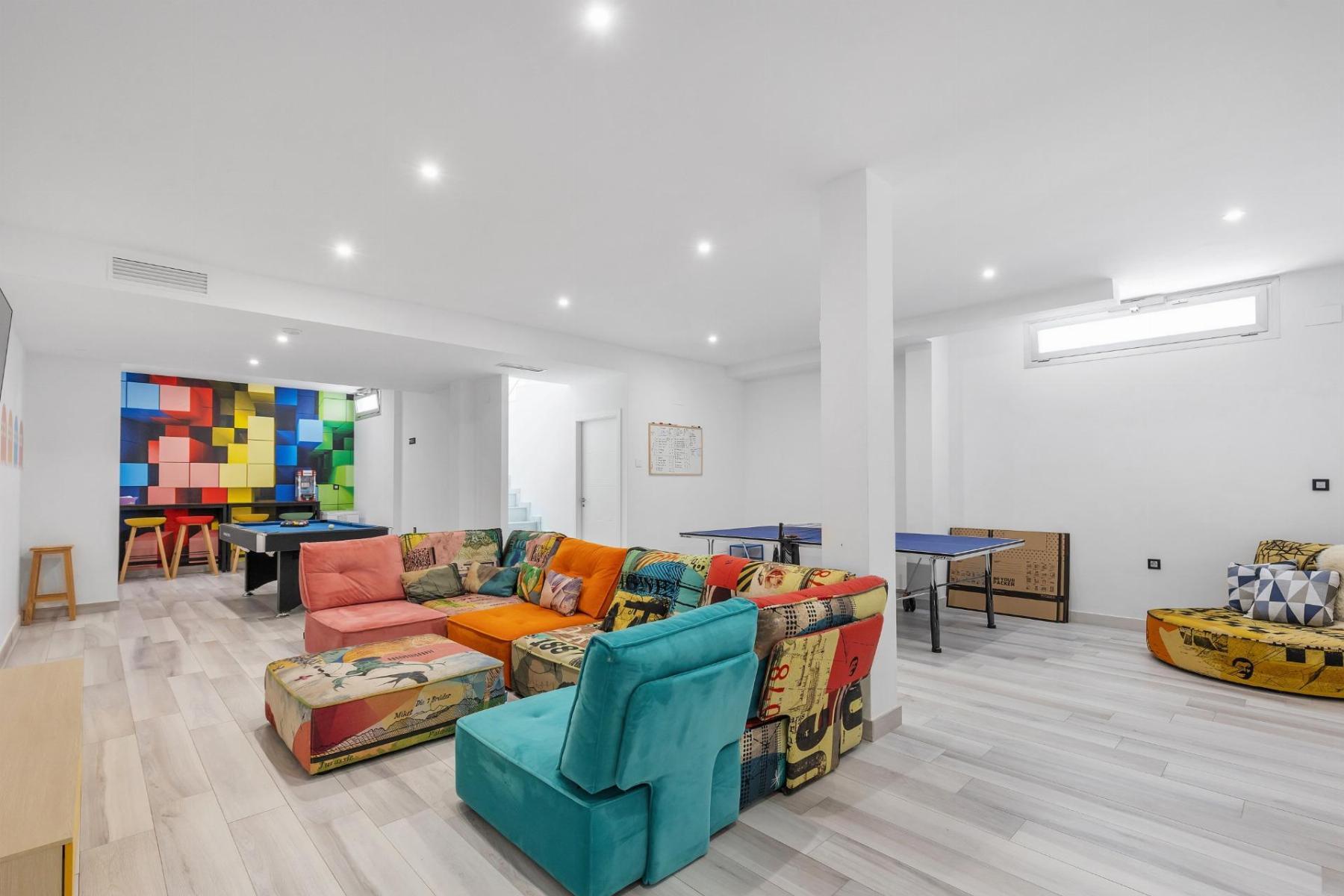 Chalet moderno con piscina privada y vistas al mar en Lomas de Cabo Roig